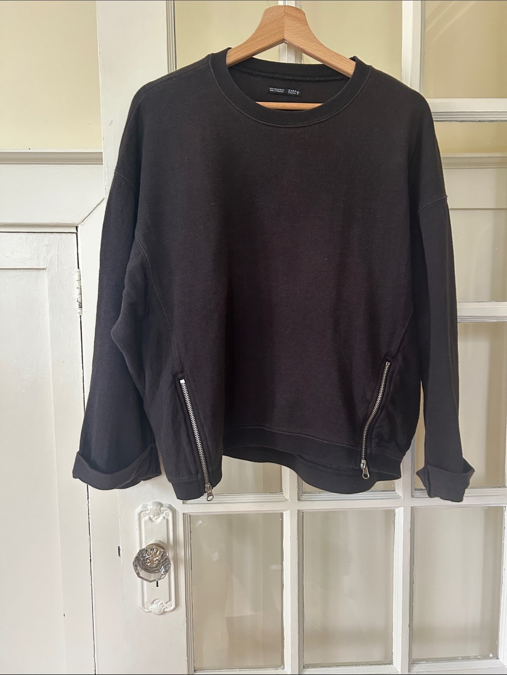 Zara women’s Black Crewneck Sweatshirt with Zip detail, sewn folded cuffs, loose - Picture 6 of 7